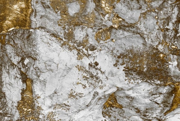 Abstract wallpaper featuring gold and white marbling with intricate, organic patterns. The design resembles cracked stone or flowing minerals, creating a visually rich and dynamic surface. Elements of gold intertwine with shades of white for a tactile interplay that enhances the luxurious aesthetic. Perfect for those seeking a sophisticated, nature-inspired look in their interiors.
