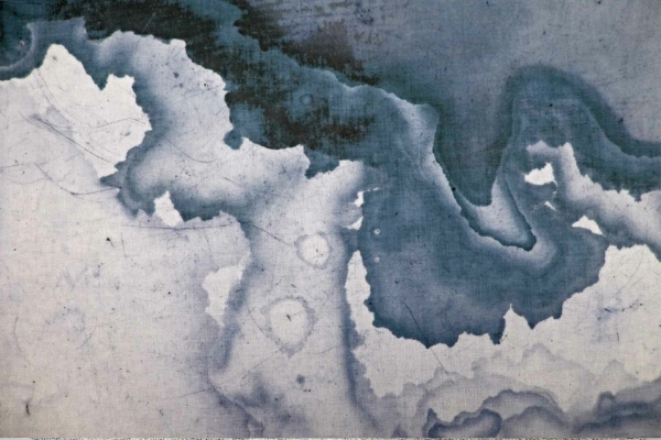 Abstract wallpaper with fluid, wave-like patterns in shades of gray, white, and blue. Textures resemble ink clouds or water stains. Organic and dynamic composition.