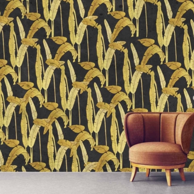 The wallpaper features a dark background adorned with a bold gold leaf pattern, merging rich elegance and vintage allure. The dark hues provide depth, while the shimmering gold leaves add striking contrast and timeless sophistication.
