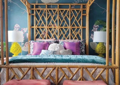 The wallpaper features a vibrant floral pattern with large green leaves, pink and purple flowers, and subtle teal accents.