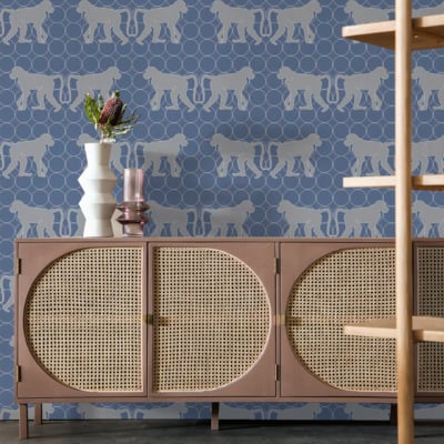The wallpaper features intricate horse patterns in shades of blue and white, creating a stylish and dynamic backdrop. The detailed horse illustrations add a touch of elegance, with varying tones of blue bringing depth and interest to the white background.