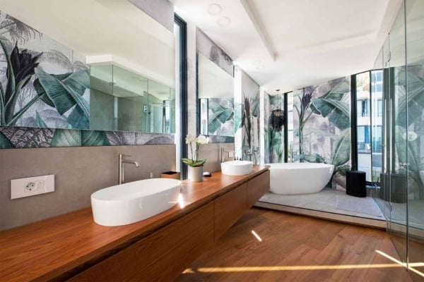 Green leafy wallpaper, botanical pattern, lush foliage design, vibrant green hues, nature-inspired wallpaper, modern bathroom accent.