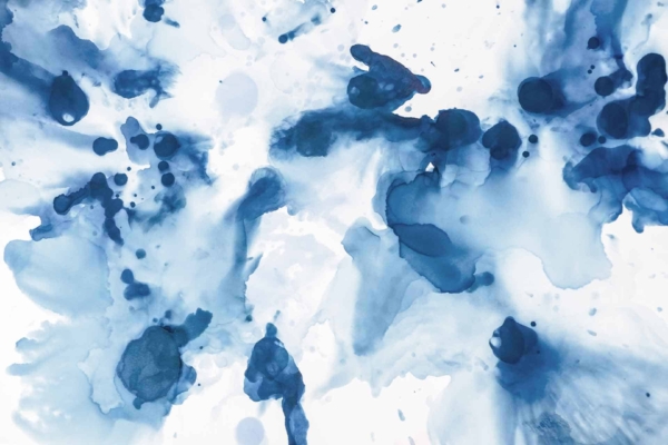 Abstract wallpaper featuring splashes and swirls of various shades of blue on a white background. The design includes fluid patterns resembling watercolor paint, creating a dynamic and aesthetically pleasing visual effect. Key elements: blue splashes, blue swirls, white background, watercolor effect, fluid patterns.