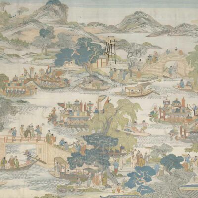 A detailed wallpaper depicts a busy riverside scene with numerous boats and people engaging in various activities. The landscape includes rolling hills, lush trees, a sturdy stone bridge, and traditional buildings, all intricately illustrated. Vibrant colors like deep blues of the water, rich greens of the foliage, earthy browns of the structures and bridge, along with various hues capturing the lively atmosphere contribute to its freestyle charm. Fine details highlight each element vividly for an immersive visual experience.