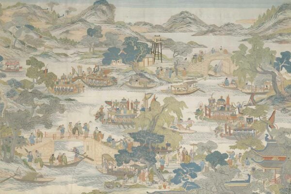 A detailed wallpaper depicts a busy riverside scene with numerous boats and people engaging in various activities. The landscape includes rolling hills, lush trees, a sturdy stone bridge, and traditional buildings, all intricately illustrated. Vibrant colors like deep blues of the water, rich greens of the foliage, earthy browns of the structures and bridge, along with various hues capturing the lively atmosphere contribute to its freestyle charm. Fine details highlight each element vividly for an immersive visual experience.