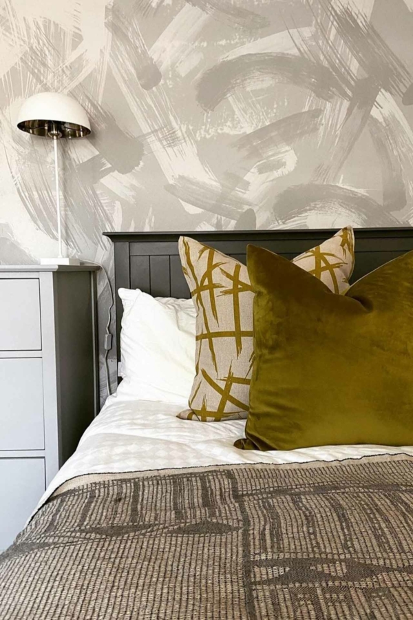 The wallpaper features abstract brushstroke patterns in varying shades of gray.