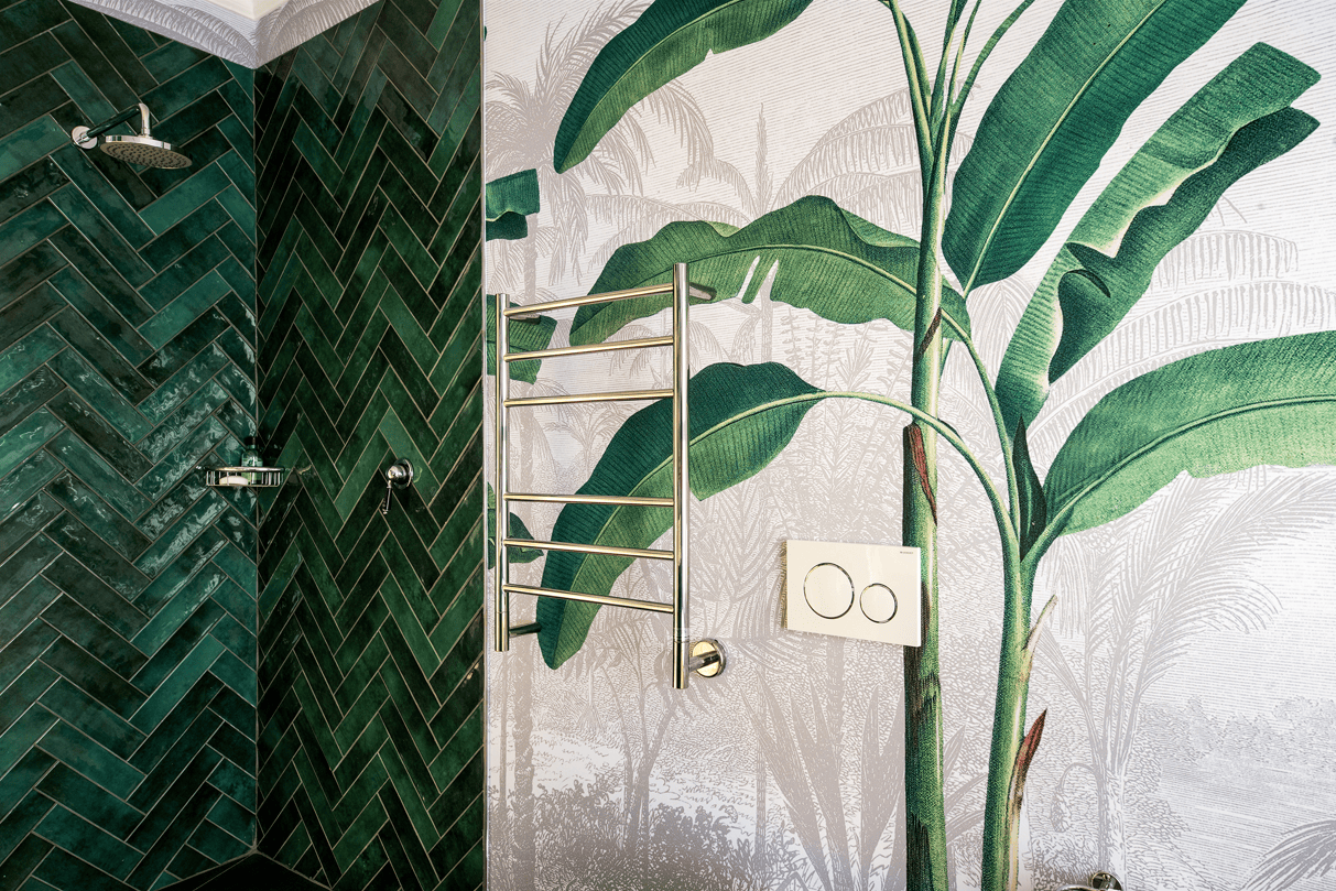 Wallpaper in the bathroom - palm tree wallpaper design
