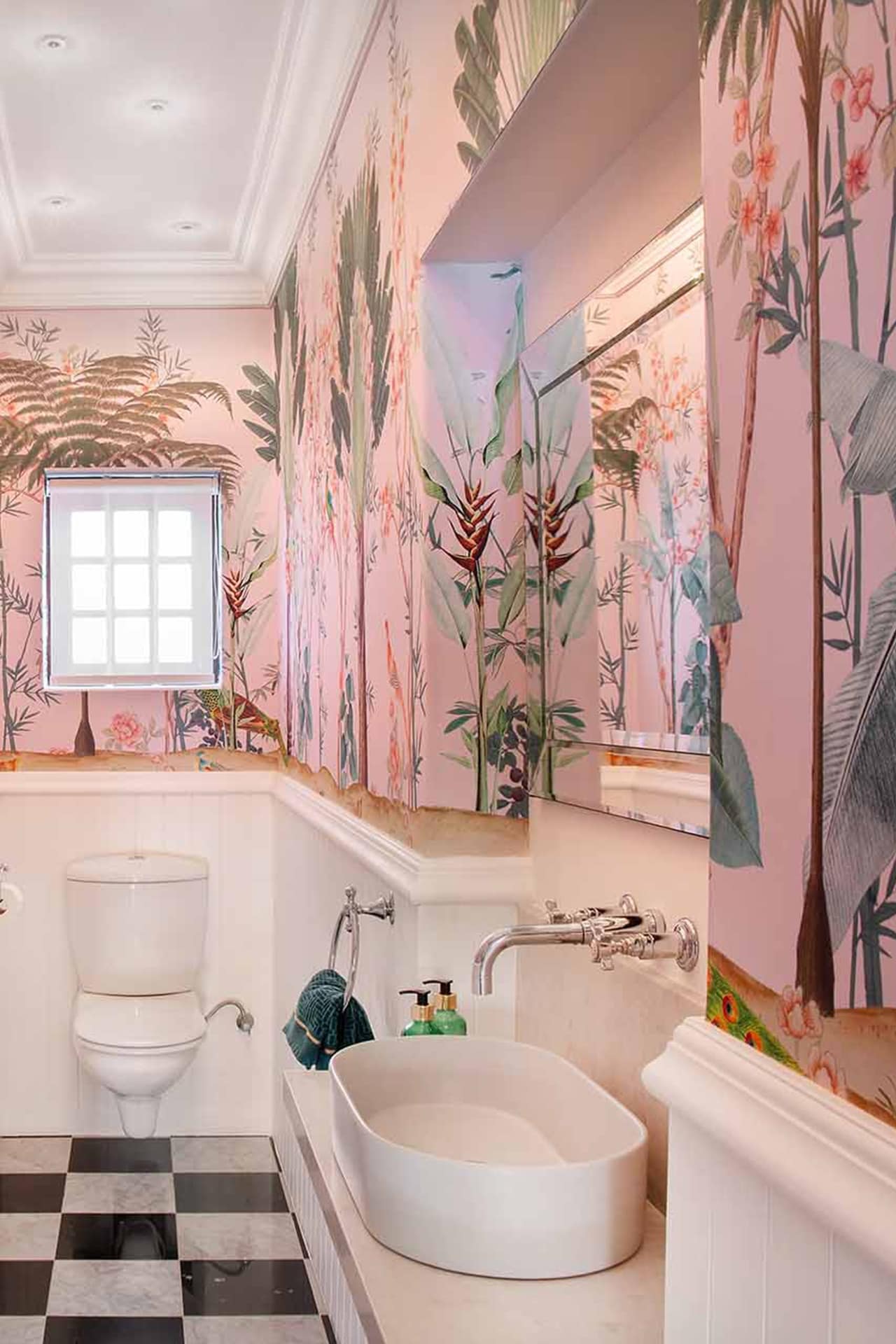 H7A7429 Wallpaper in the bathroom with a bathtub and basin